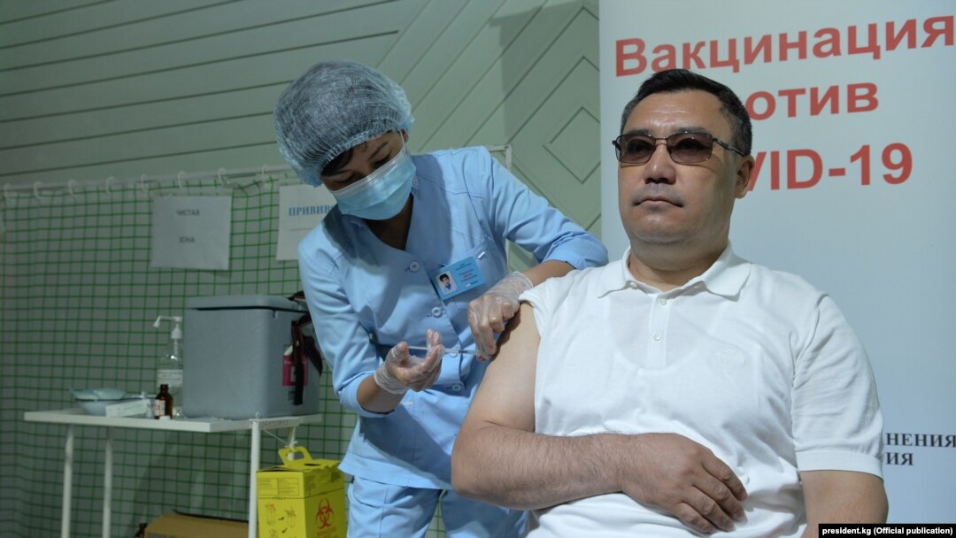 Президент Садыр Жапаров коронавируска каршы вакцина алып жаткан учуру. 23-июль, 2021-жыл.