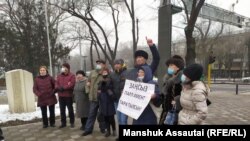 Сторонники группы по созданию Демпартии во время акции на пересечении проспектов Абая и Назарбаева. Алматы, 25 января 2021 года.