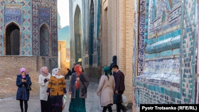 Pushti yubkada Juliana salimeni Karina Jahon porno