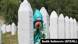 Një grua boshnjake pranë varreve në Qendrën Memoriale Potoçari në Bosnjë e Hercegovinë. 11 korrik 2021.