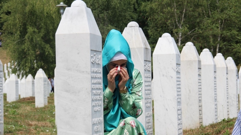 Uklonjeni plakati sa likom Ratka Mladića u Srebrenici