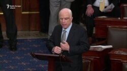 McCain: „Nu-i mai ascultați pe lăudăroșii bombastici”