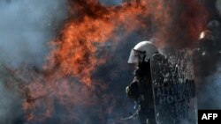 Eksplozija bombe u vreme sukoba demonstranata i policije u Atini 26. septembra