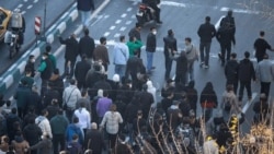 Масовни протести и затворање на бизниси во Техеран поради тешката економска состојба