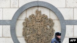 Российский милиционер охраняет посольство Британии в Москве