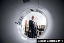 Rétvári Bence államtitkár és Nagy Szilárd kabinetfőnök tekintenek meg egy új CT-t Tatabányán, 2015. október 14-én. A gép beszerzése a kartellel érintett időszakból való.