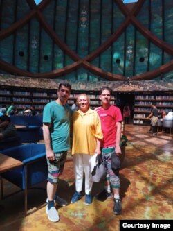 ბიჟან მოსთაფავი (მარცხნივ), მისი მეუღლე, ზაჰრა ბანი ამერიანი (ცენტრში) და ვაჟი, დანიელ მოსთაფავი 8 იანვარს ქარაჯში მოკლეს.