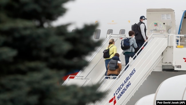 Diplomatët rusë dhe familjet e tyre duke u larguar nga Praga, 19 prill, 2021.