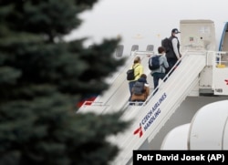 Высланные российские дипломаты покидают Прагу. Аэропорт им. Вацлава Гавела, 19 апреля 2021 года