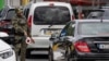 Un membru al pazei frontierei poloneze oprește o mașină la granița germano-poloneză, la 7 iulie 2025. 
