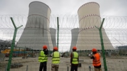 Workers fix barbed wire on the fence of the Rooppur nuclear power plant in Bangladesh, which is being constructed by Russian state-owned atomic agency Rosatom. (file photo)