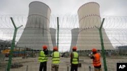 Workers fix barbed wire on the fence of the Rooppur Nuclear Power Plant in Bangladesh, which is being constructed by Russia's state-owned atomic agency Rosatom. (file photo)