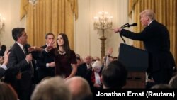 Фотографија од „дебатата“ на претседателот Трамп и новинарот Акоста