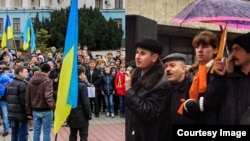 Акции участников протестов в Симферополе. Митинг сторонников «Евромайдан-Крым» (слева) и митинг сторонников Оранжевой революции (справа). Коллаж