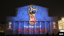 Відеошоу на фасаді Большого театру в Москві з представленням емблеми чемпіонату, 28 жовтня 2014 року