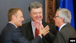 Еврокеңештин президенти Дональд Туск, украин президенти Петро Порошенко жана Еврокомиссиянын президенти Жан Клод Юнкер. Киев, 27-апрель, 2015-жыл.