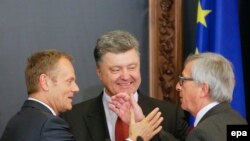 Председатель Европейского совета Дональд Туск, президент Украины Петр Порошенко (в центре) и глава Еврокомиссии Жан-Клод Юнкер после саммита Украина - ЕС в Киеве, 27 апреля 2015 года. 