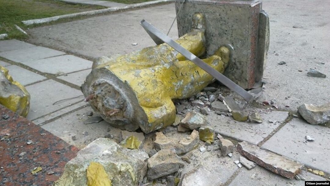 Разбитый памятник Ленину в Крыму