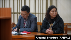 Адвокат Акынбек Ногоев менен журналист Махабат Тажибек кызы. 23-апрель, Бишкек шаардык соту. 