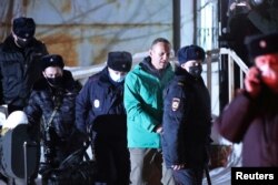 Полиция Алексей Навальныйды "Шереметьево" әуежайынан әкетіп барады. 17 қаңтар 2021 жыл.