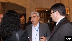 قرار است طرح پيشنهادی رياض سيف، نماينده پيشين در پارلمان سوريه (نفر وسط) در نشست دوحه ارائه شود.