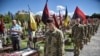 Ukrajinski vojni kadeti obilaze grobove ukrajinskih vojnika koji su poginuli tokom ruske invazije na Ukrajinu da bi obeležili pravoslavni praznik Cvetne nedelje na Ličakovskom groblju u Lvivu 28. aprila 2024.