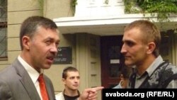 Зьміцер Шурхай (у швэдры) з сваім адвакатам Віктарам Лынько.