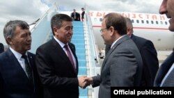 Сооронбай Жээнбековду Түркиянын бийлик өкүлдөрү тосуп алып жаткан учуру. 9-апрель, 2018-жыл. 