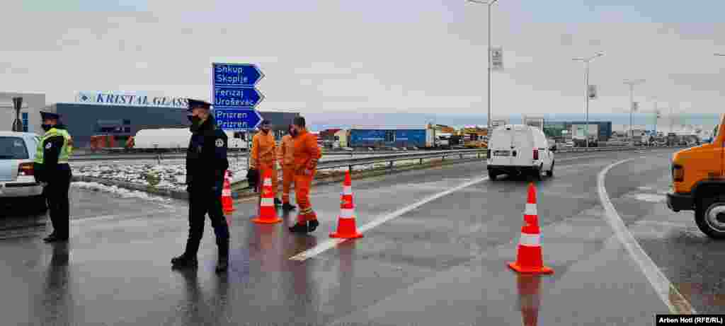 Për shkak të gjendjes së rënduar, Policia e Kosovës ka mbyllur për qarkullim rrugën Prishtinë-Ferizaj.&nbsp;