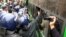 В субботу 2 апреля оппозиционная "Общественная палата" попыталась провести несанкционированную акцию протеста. Полиция использовала слезоточивый газ