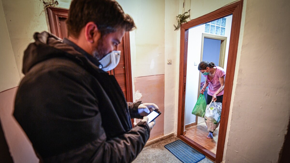 Мобилизованный ходит по квартирам. Существует группа людей которая ходит по квартирам. Существует группа людей которая ходит по квартирам. Существует группа людей которая ходит по квартирам. Ходят по квартирам.