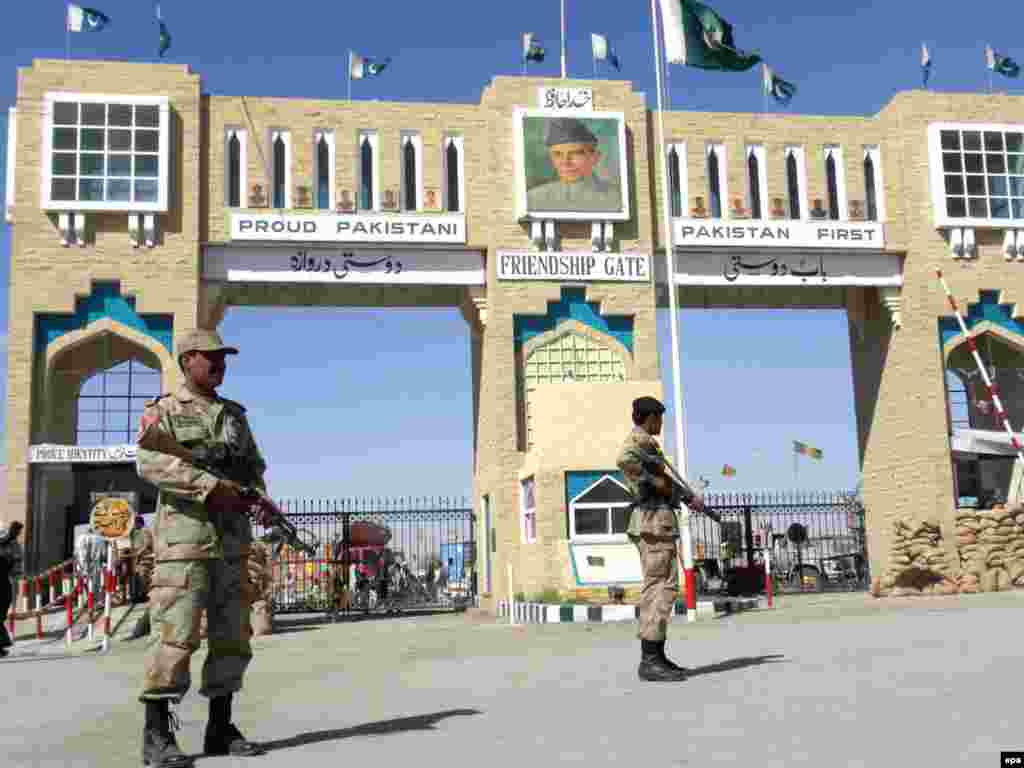 Pakistan -- Pakistani paramilitary soldiers stand alert at a checkpoint at Pakistani Chaman border, 21Oct2009 - Caption: epa01905008 Pakistani paramilitary soldiers stand alert at a checkpoint at Pakistani Chaman border along Afghanistan, on 21 October 2009. Security across the country has been intensified after Pakistani security forces have started a much-awaited ground offensive against Taliban and al-Qaeda insurgents in the lawless South Waziristan tribal region along the Afghan border.