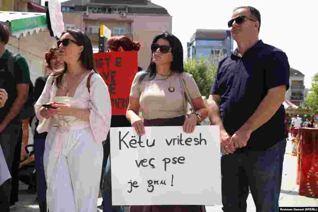 Organizatat që mbrojnë të drejtat e grave, ndërkaq kanë argumentuar se shteti duhet të parandalojë dhunën, e jo të reagojë pas tragjedive.