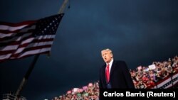 Де-Мойн әуежайында митинг өткізіп тұрған АҚШ президенті Дональд Трамп. Айова штаты, 14 қазан 2020 жыл.