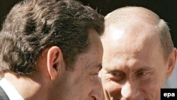 Germany -- French President Nicolas Sarkozy (L) with his Russian counterpart Vladimir Putin at the G8 summit in Heiligendamm, 08Jun2007 