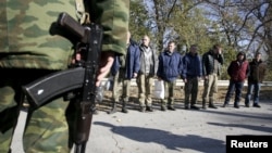 Украинские военнопленные накануне обмена в Луганской области. Октябрь 2015 года
