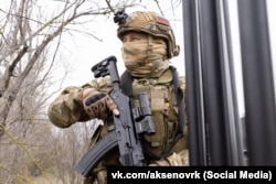 Російський військовослужбовець із підрозділу радіоелектронної боротьби (РЕБ) в анексованому Криму, квітень 2026 року