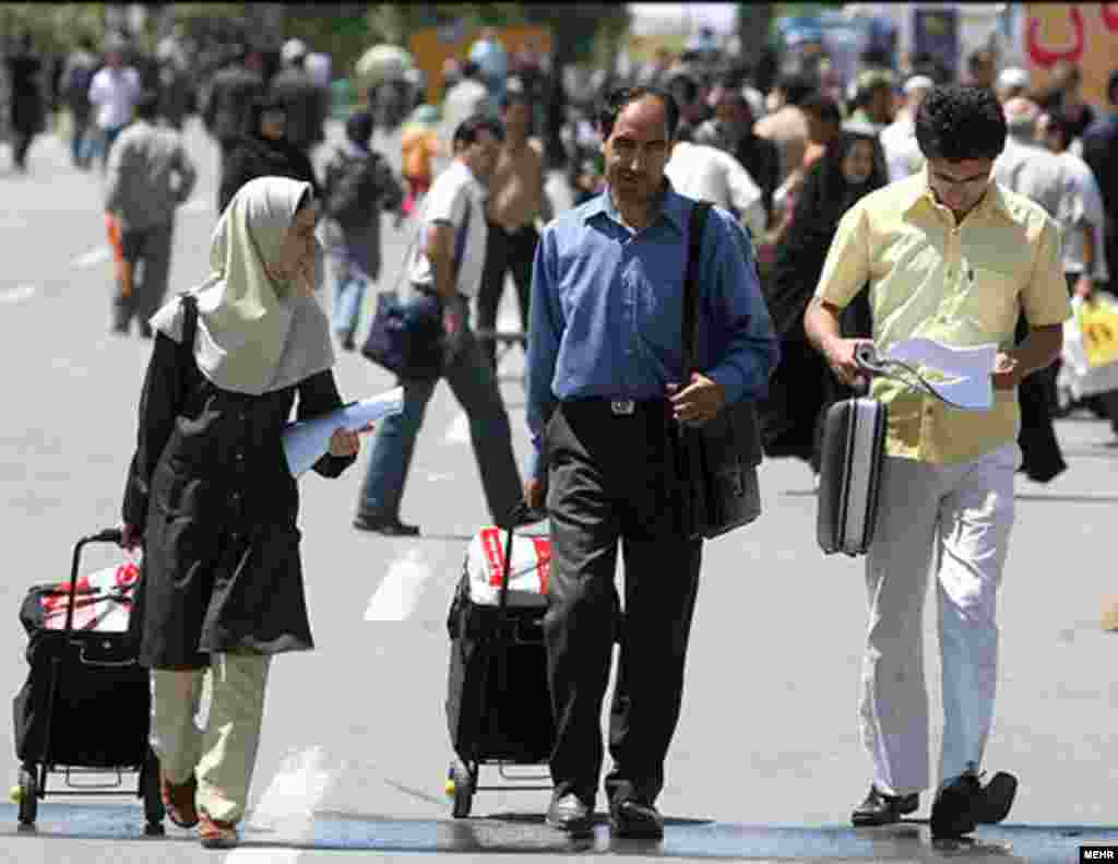 ترافیک و کافی نبودن وسایل حمل و نقل عمومی و همچنین کافی نبودن فضای پارکینگ همواره یکی از مشکلات نمایشگاه بین المللی کتاب تهران بوده است.