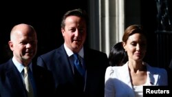 Актриса Анджелина Джоли, премьер-министр Великобритании Дэвид Кэмерон (в центре) и министр иностранных дел Великобритании Уильям Хейг после встречи в Лондоне, 10 июня 2014 