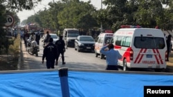 Полиция и машины скорой помощи вблизи места взрыва в Иисламабаде