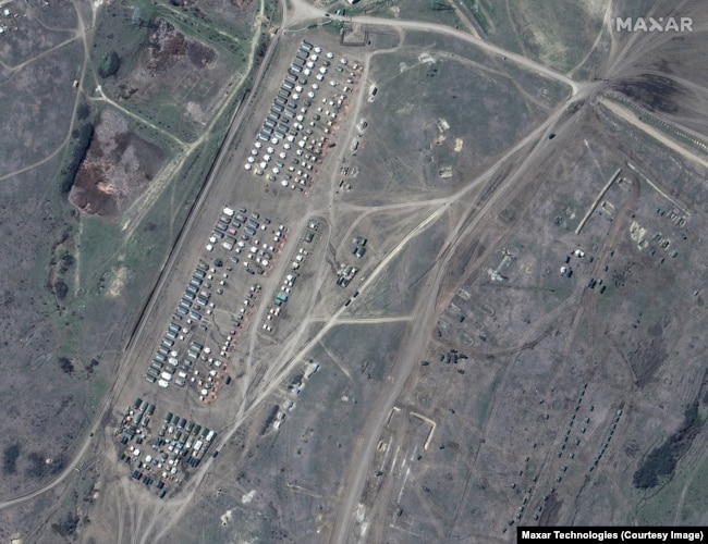 Палатки и другое оборудование собирают на Ангарском полигоне в оккупированном Крыму во время недавнего развертывания российской армии в этом районе