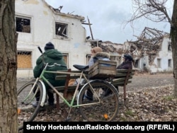 «Краще, щоб цивільні одразу евакуювалися, коли йде сповіщення про евакуацію, бо потім дуже важко. І це ціна життя». На фото: цивільні у Покровську, лютий 2025 року