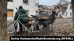 Жителі Покровська біля зруйнованої обстрілами військ РФ споруди