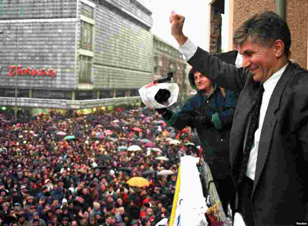 Djindjic greets supporters of his Zajedno (Together) coalition during an antigovernment rally in the southern Serbian town of Nis on January 8, 1997.