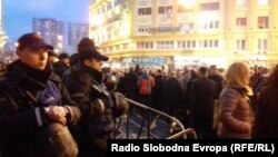 Протест на опозициската ВМРО-ДПМНЕ пред министерството за правда по симнувањето на имунитетот на 6 пратеници од оваа прартија поради инволвираност во инцидентите на 27 април 