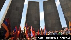 Հայաստան, Երևան - Հայոց ցեղասպանության զոհերի Ծիծեռնակաբերդի հուշահամալիրում ապրիլի 24-ին, արխիվ