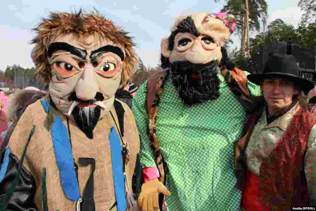 Май чабу бәйрәмендә театральләштерелгән тамашаның явызлары