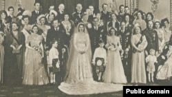 Regele Mihai, în dreapta sus, la nunta viitoarei regine Elisabeta a II-a a Marii Britanii. Regele Mihai era văr primar cu mirele, prințul Philip de Hanovra, dar era văr îndepărtat, pe linia bunicii sale, Regina Maria, și cu mireasa.