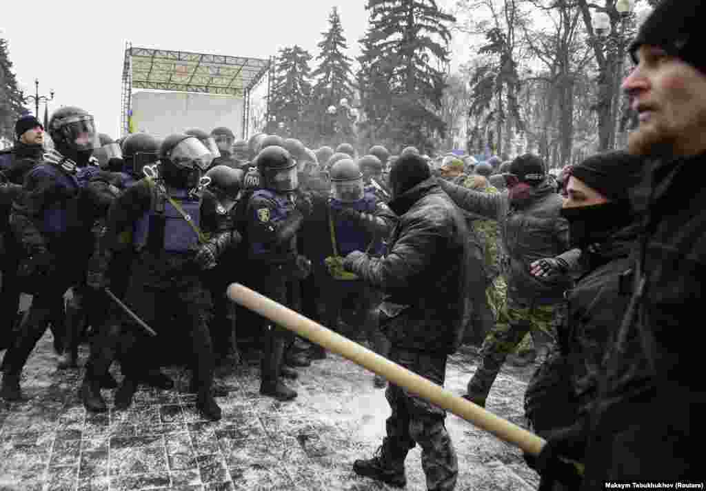 Сутичка між активістами й поліцією під Верховною Радою.&nbsp;Сутичка сталася через те, що активісти запалили шини та намагалися спалити російський прапор. Поліцейські застосували сльозогінний газ. У Нацполіції повідомили, що одного протестувальника затримали. Київ, 16 січня 2018 року ПЕРЕГЛЯНЬТЕ ВІДЕО