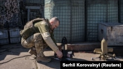 Український військовий готує до запуску дрон-перехоплювач, фото ілюстративне